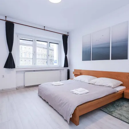 Charming Old Town Family Retreat Daire *