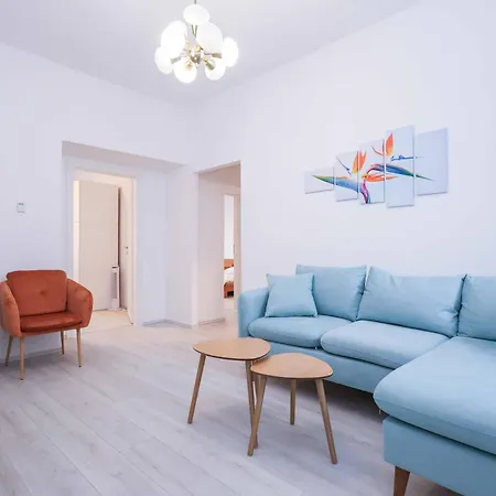 Charming Old Town Family Retreat Daire *