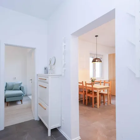 Charming Old Town Family Retreat Daire