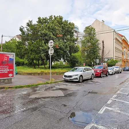 Charming Old Town Family Retreat Daire *