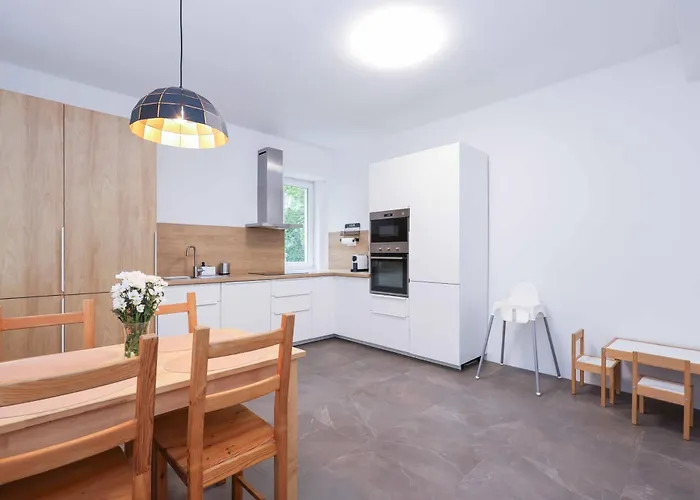 Charming Old Town Family Retreat شقة