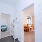 Charming Old Town Family Retreat Apartamento